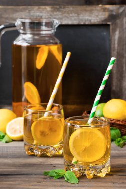Ferahlatıcı limon ile soğuk çay