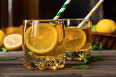 Ferahlatıcı limon ile soğuk çay