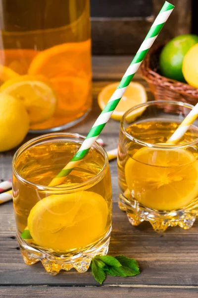 Освежающий холодный чай с лимоном — стоковое фото