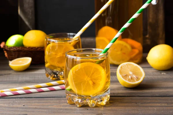 Освежающий холодный чай с лимоном — стоковое фото
