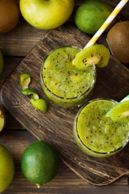 Kivi ve kireç ferahlatıcı bir kokteyl