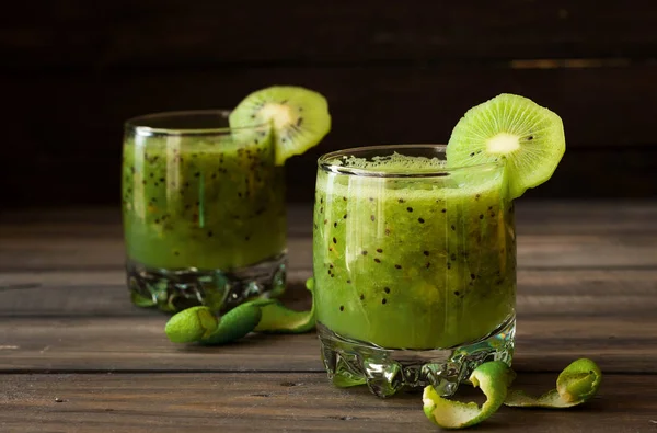 Un rinfrescante cocktail di kiwi e lime — Foto Stock