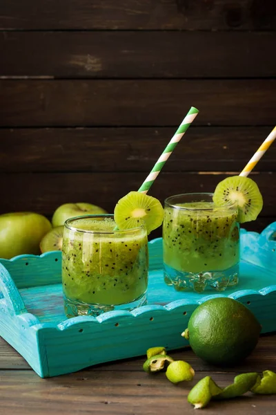 Um refrescante coquetel de kiwi e limão — Fotografia de Stock