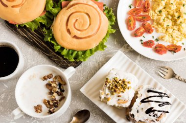 Zengin ve bol çeşitli bir kahvaltı. Düz yatıyordu.