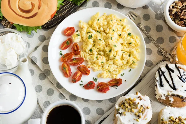 Um pequeno-almoço rico e variado. Depósito plano . — Fotografia de Stock