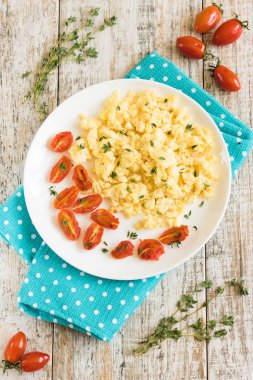 Omlet ve kahvaltıda kızarmış domates