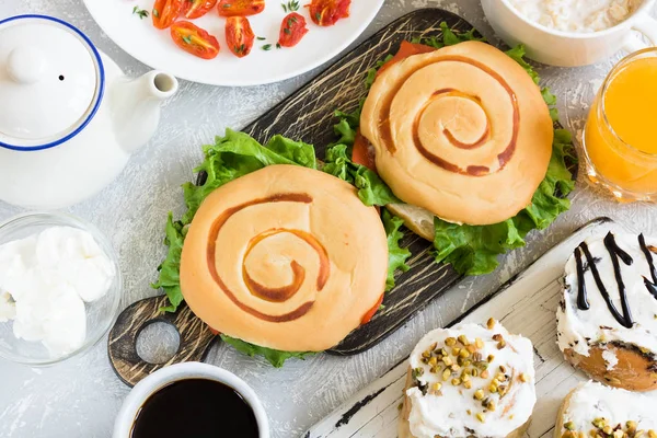 Kahvaltı için tuzlanmış somon sandviç