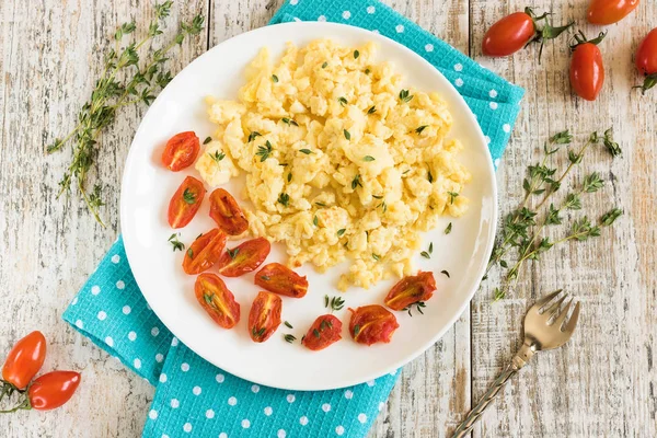 Omelette and fried tomatoes for breakfast — Stock Photo, Image