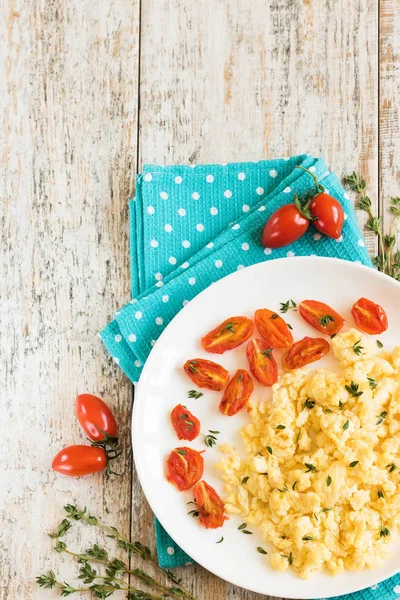 Omelete e tomates fritos para o café da manhã — Fotografia de Stock