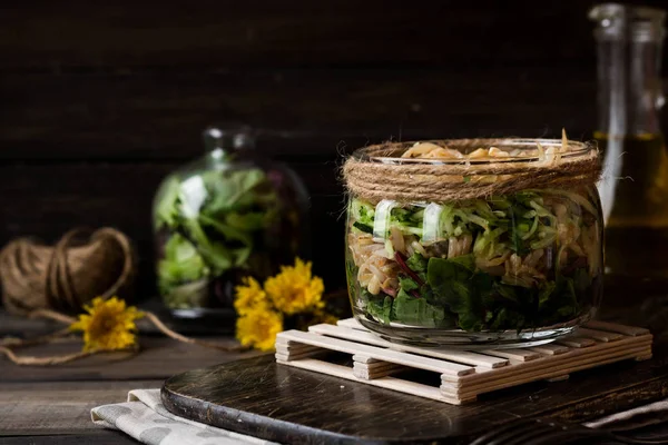 Salade van spruiten van gekiemde soja en Paardebloem bladeren in een pot — Stockfoto
