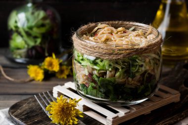 Karahindiba ve Filiz soya filizi salatası bir kavanozun içinde bırakır