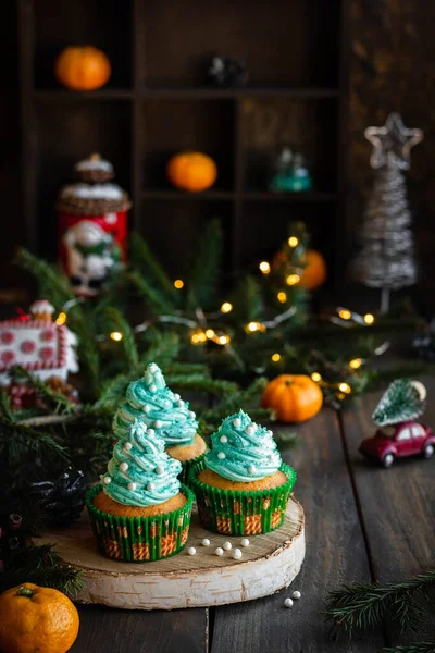 Cupcakes de cítricos con crema de mantequilla y decoración festiva para Año Nuevo y Navidad . —  Fotos de Stock