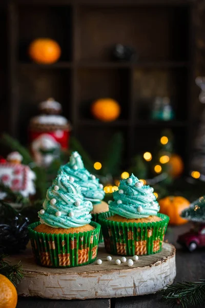 Citrusos sütemények vajkrémmel és ünnepi dekorációval szilveszterre és karácsonyra. — Stock Fotó