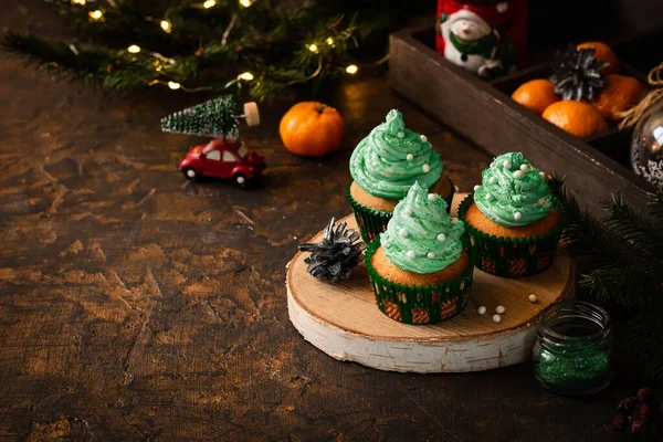 柑橘类纸杯蛋糕，配上奶油及新年及圣诞装饰. — 图库照片