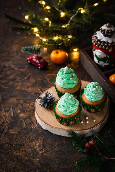 柑橘类纸杯蛋糕，配上奶油及新年及圣诞装饰. — 图库照片
