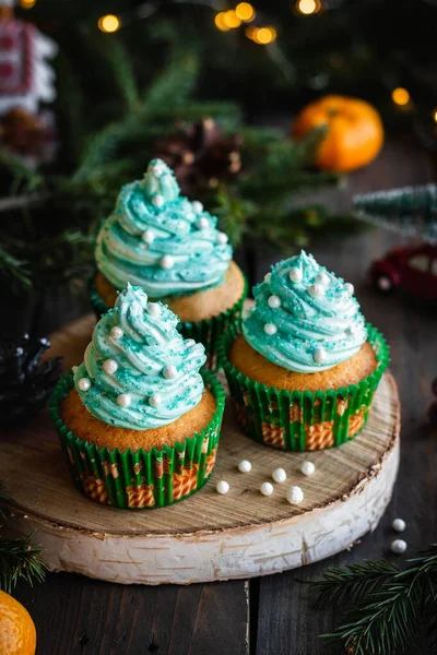 Cupcakes de cítricos con crema de mantequilla y decoración festiva para Año Nuevo y Navidad . Imagen De Stock