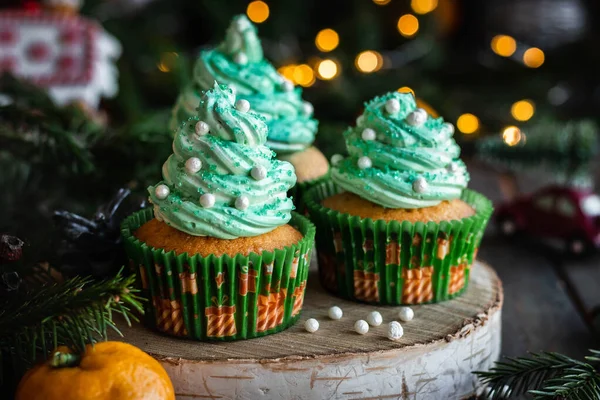 Cupcakes de cítricos con crema de mantequilla y decoración festiva para Año Nuevo y Navidad . Fotos De Stock