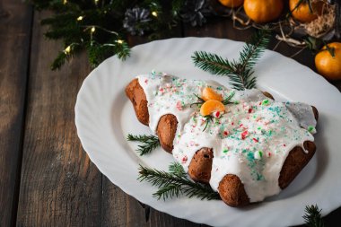 Noel ağacı şeklinde çikolatalı mandalinalı pasta. Yeni yıl için krema ve karamel soslu..