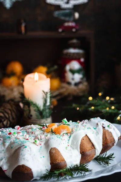 Шоколадный мандариновый торт в виде рождественской елки с глазурью и карамелью на Новый год . — стоковое фото