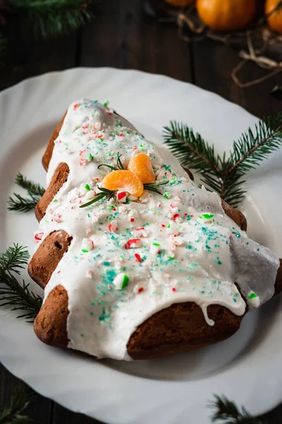 Шоколадный мандариновый торт в виде рождественской елки с глазурью и карамелью на Новый год . — стоковое фото