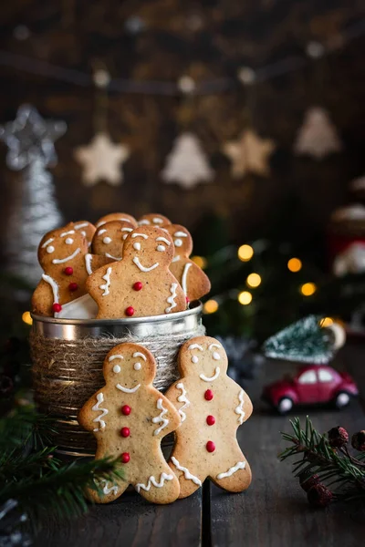 Galletas tradicionales de Navidad - Hombres de jengibre —  Fotos de Stock