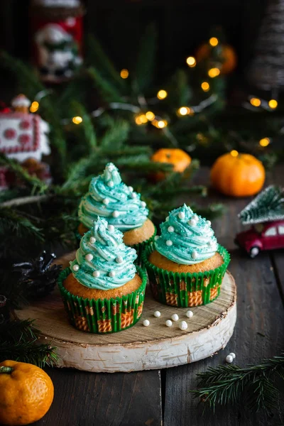 Citrus cupcakes with butter cream and festive decor for New Year and Christmas. — Stock Photo, Image