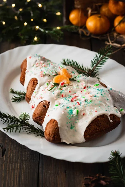 Schokoladen-Mandarinen-Kuchen in Form eines Weihnachtsbaums mit Zuckerguss und Karamell-Topping für das neue Jahr. — Stockfoto