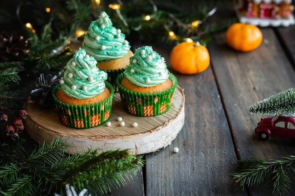 Cupcakes cítricos com creme de manteiga e decoração festiva para o Ano Novo e Natal . — Fotografia de Stock