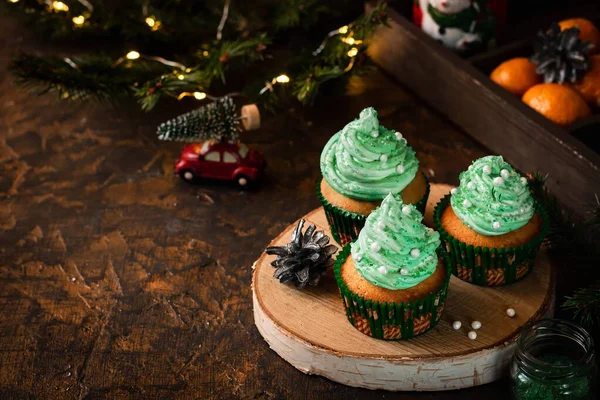 Citrus cupcakes med smör grädde och festlig inredning för nyår och jul. — Stockfoto