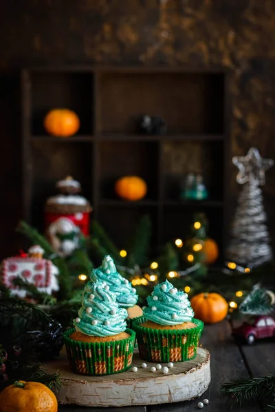 Cupcakes de cítricos con crema de mantequilla y decoración festiva para Año Nuevo y Navidad . Imagen De Stock