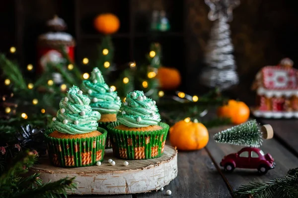 Cupcakes de cítricos con crema de mantequilla y decoración festiva para Año Nuevo y Navidad . Fotos De Stock Sin Royalties Gratis