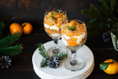 Taze mandalinalı güveç. Noel porsiyonlu tatlı, festival masasında..