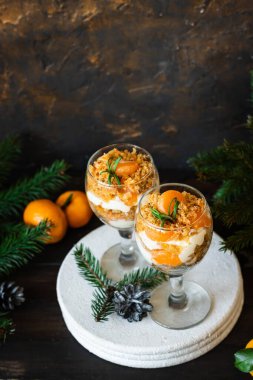 Taze mandalinalı güveç. Noel porsiyonlu tatlı, festival masasında..