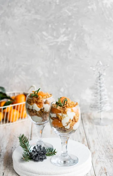 Un po 'di agrumi con mandarini freschi. Dessert porzionato di Natale sulla tavola festiva . — Foto Stock