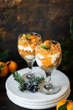 Taze mandalinalı güveç. Noel porsiyonlu tatlı, festival masasında..