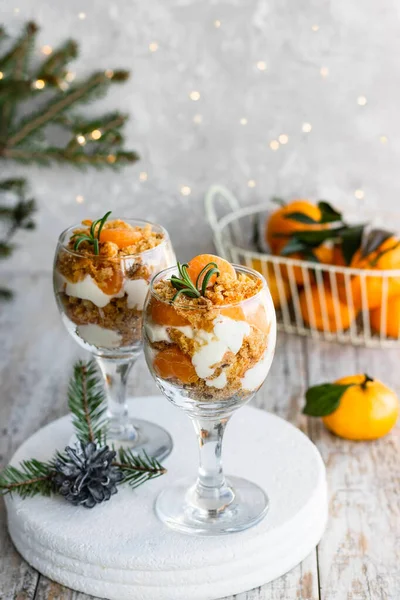 Taze mandalinalı güveç. Noel porsiyonlu tatlı, festival masasında..