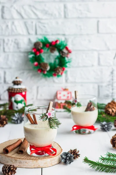 Традиционный коктейль из эггнога в стакане, украшенном новогодней прищепкой. Безалкогольный вариант . — стоковое фото