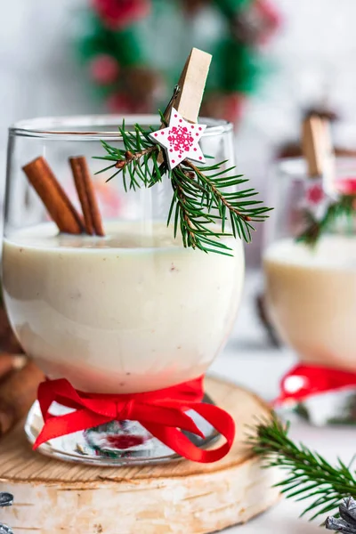 Tradizionale cocktail di Natale zabaione in un calice di vetro decorato con molletta di Capodanno. Opzione analcolica . — Foto Stock