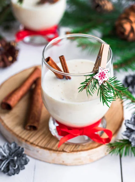 Tradizionale cocktail di Natale zabaione in un calice di vetro decorato con molletta di Capodanno. Opzione analcolica . — Foto Stock