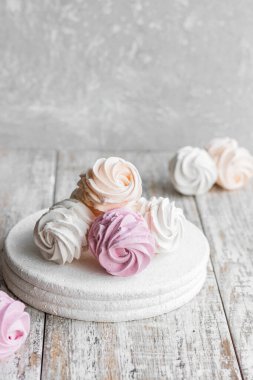 Ev yapımı marşmelovların değişik çeşitleri. Şeftali, pembe ve beyaz şekerlemeler..