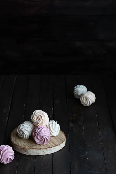 对不同口味的自制棉花糖进行了分类。 桃子、粉红和白棉花糖. — 图库照片