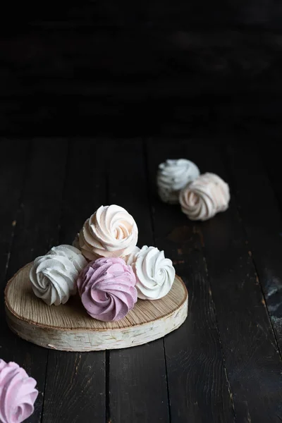 Diversos sabores de marshmallows caseiros. Marshmallows pêssego, rosa e branco . — Fotografia de Stock