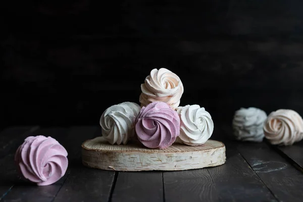 Diversos sabores de marshmallows caseiros. Marshmallows pêssego, rosa e branco . — Fotografia de Stock