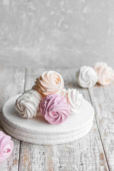 Diversos sabores de marshmallows caseiros. Marshmallows pêssego, rosa e branco . — Fotografia de Stock