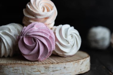 Ev yapımı marşmelovların değişik çeşitleri. Şeftali, pembe ve beyaz şekerlemeler..