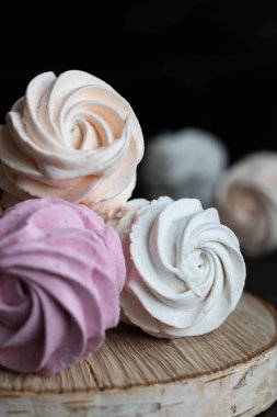 Ev yapımı marşmelovların değişik çeşitleri. Şeftali, pembe ve beyaz şekerlemeler..