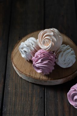 Ev yapımı marşmelovların değişik çeşitleri. Şeftali, pembe ve beyaz şekerlemeler..