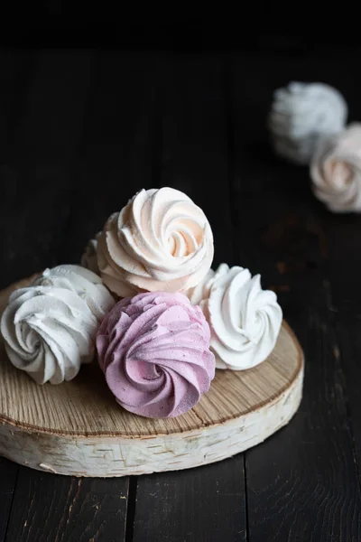Různé příchutě domácích marshmallows. Broskvové, růžové a bílé marshmallows. — Stock fotografie