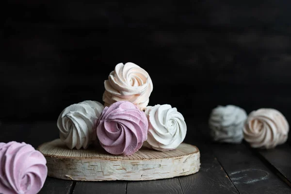 Diversos sabores de marshmallows caseiros. Marshmallows pêssego, rosa e branco . — Fotografia de Stock