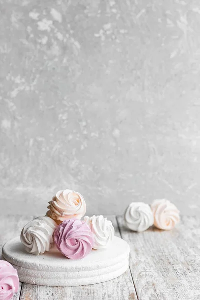 Surtido de diferentes sabores de malvaviscos caseros. Melocotón, malvaviscos rosados y blancos . —  Fotos de Stock